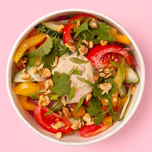 Салат з овочами і горіховим соусом