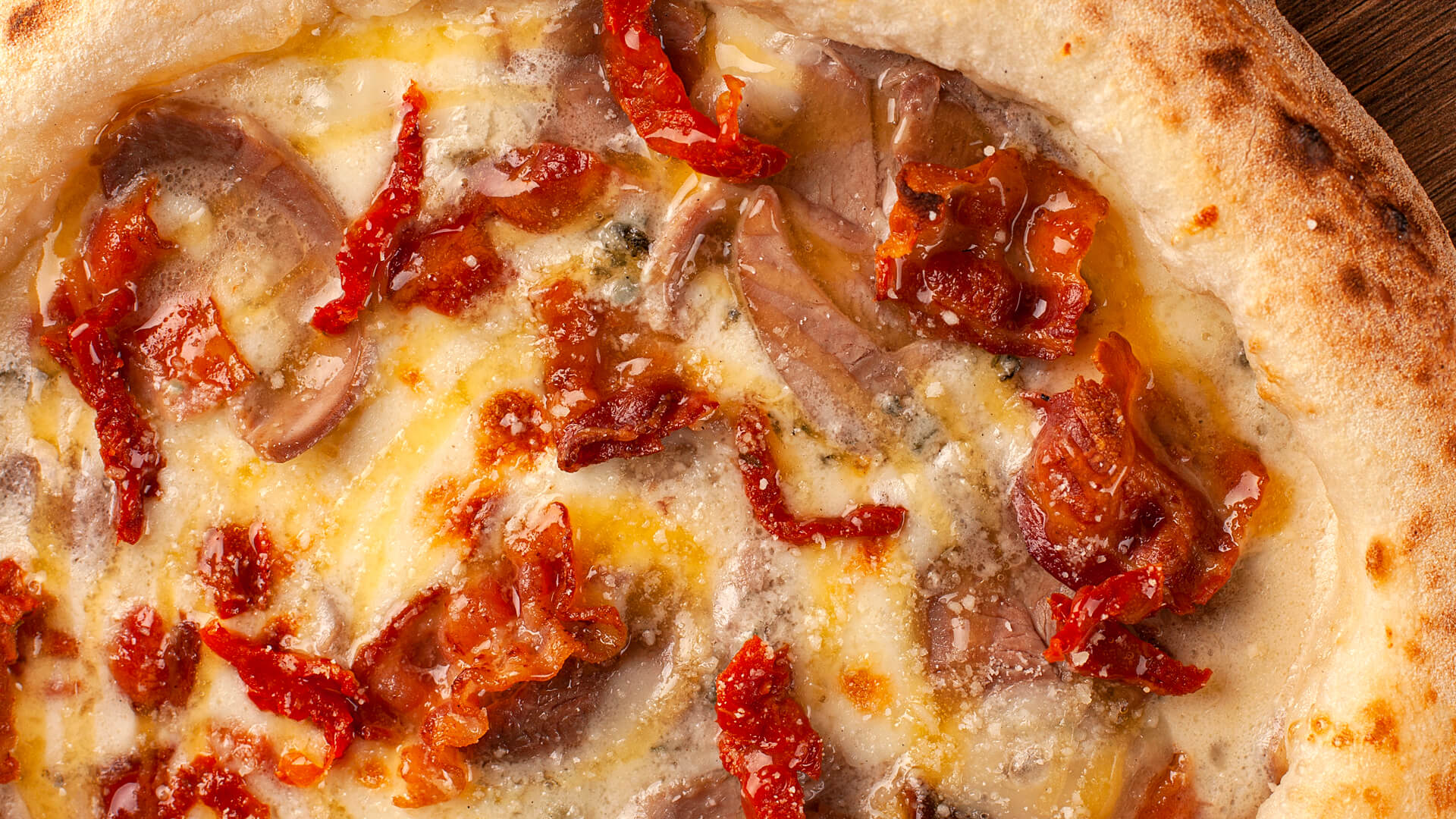 Піца з індичкою та беконом