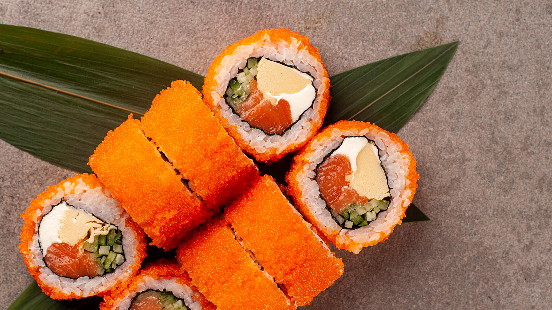 Рол з сьомгою та японським омлетом