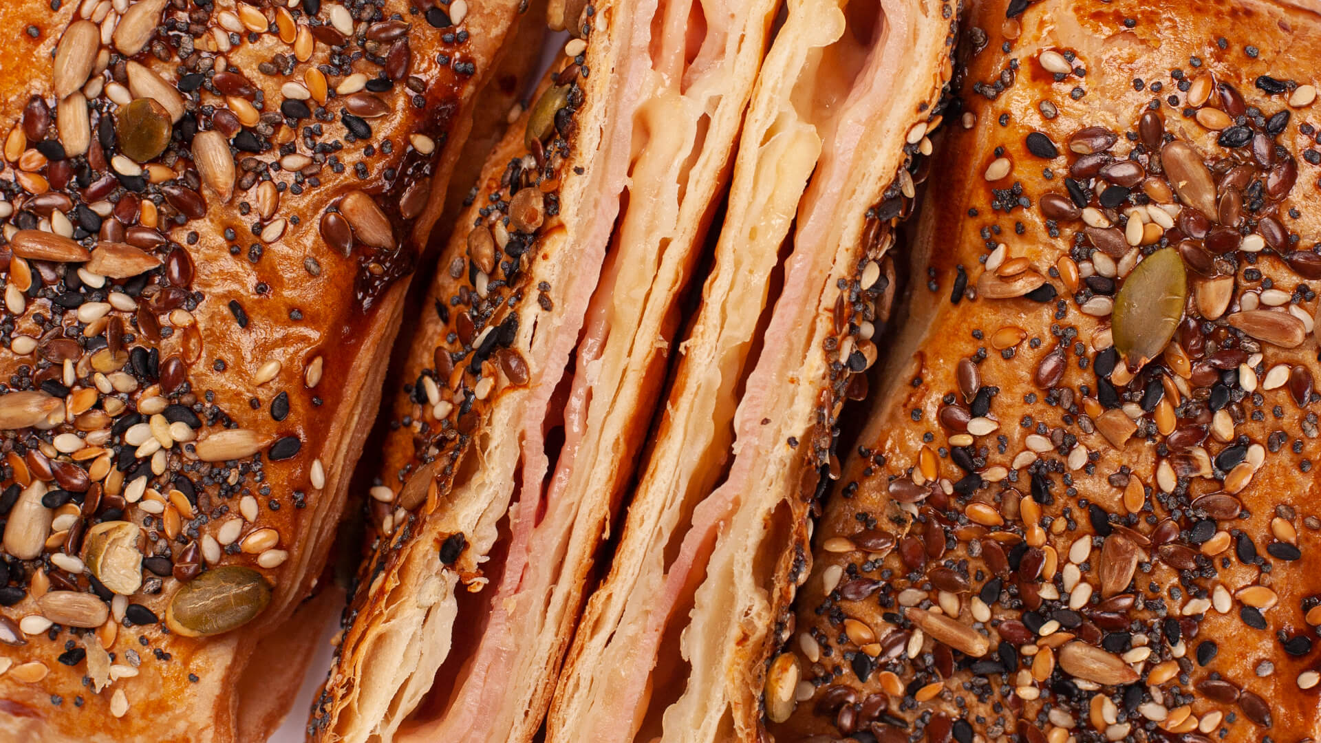 Сендвіч з італійською шинкою та сиром Ементаль