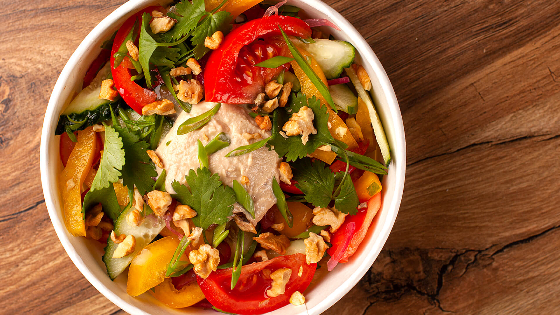 Салат з овочами і горіховим соусом